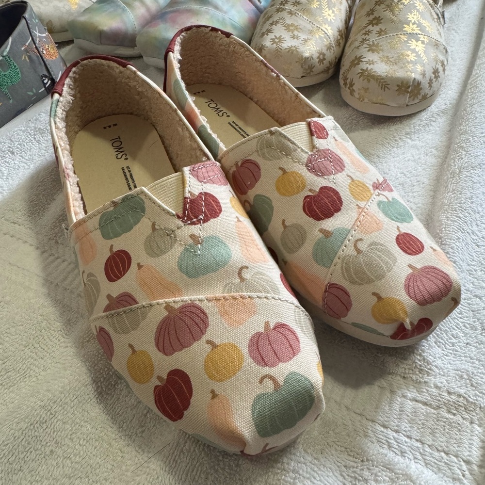 TOMS Sherpa Lined Colorful Pumpkin Print Shoes